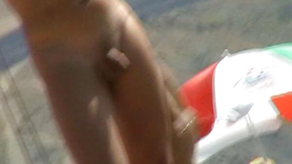 Scarlett Fall, free fickfilme ein Teenager mit kleinen Titten, fingert am Pool die feuchte Muschi