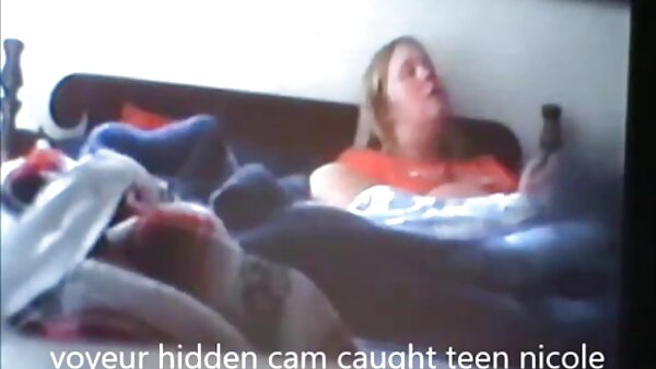 Die schwarze Hottie Yara Skye reitet einen großen, fickfilme fleischigen Schwanz, der ihrer weißen Nachbarin gehört