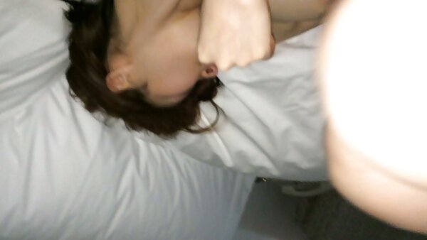 Das schlanke und geile Küken Blond Cat reitet einen schwarzen Schwanz und lutscht ihn in der geile fickfilme Scheune