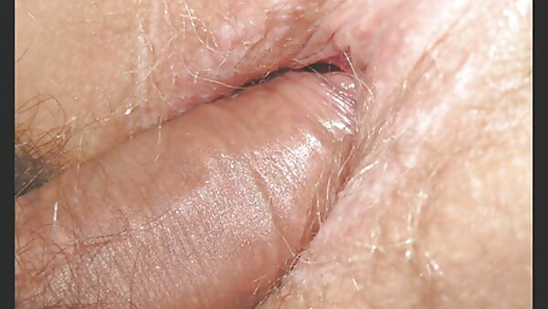 Kurzhaarige blonde Süße mit Tattoo auf dem Rücken zieht sich nackt deutsche fickfilme kostenlos aus